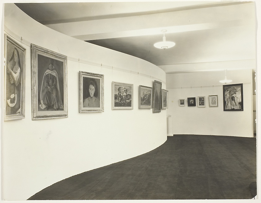 photo of curved walls in gallery