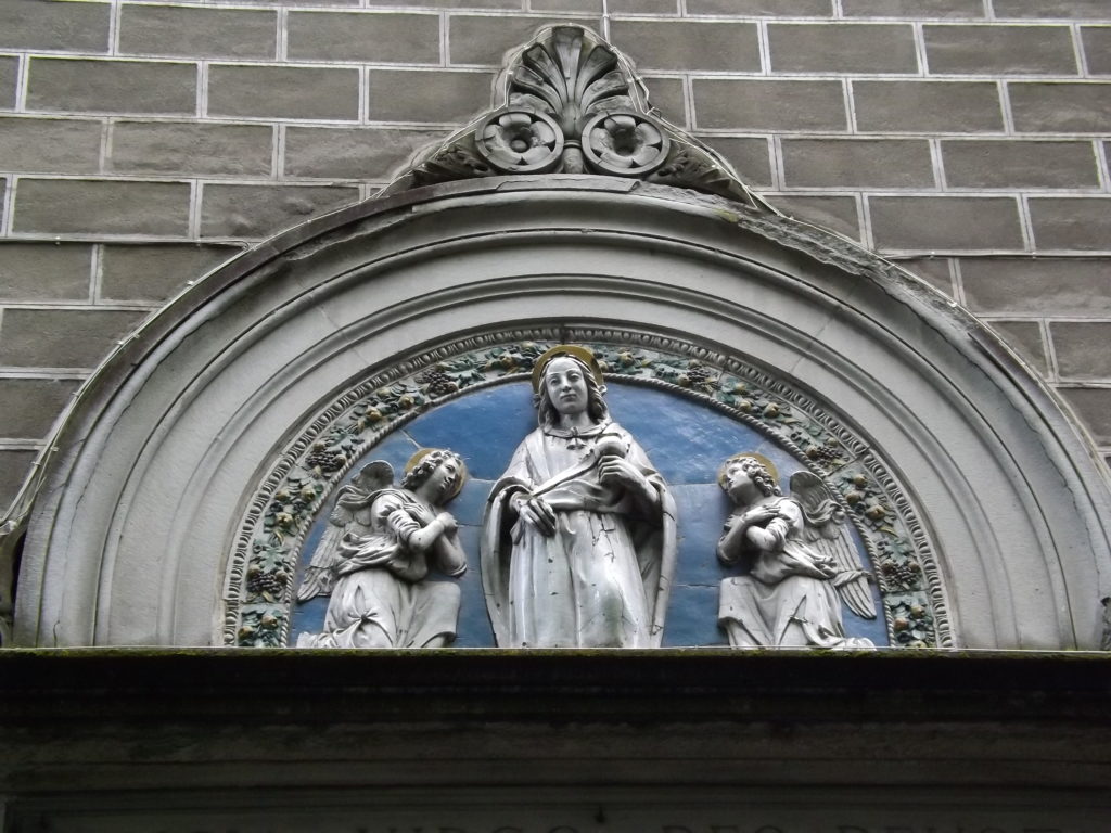 image of della robia above door of Santa Lucia dei Magnoli