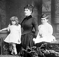 Mina Loy as a small child with her mother and sister, c. 1886